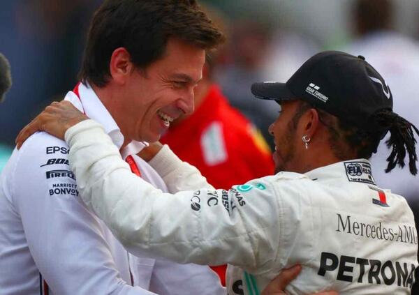 [VIDEO] Toto Wolff in bicicletta che traina Lewis Hamilton in monopattino &egrave; la cosa pi&ugrave; bella che vedrete oggi