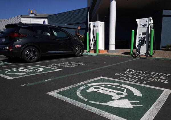 Caldo record, in California stop alle auto elettriche. Peccato che nel 2035 dovranno essere tutte cos&igrave;...