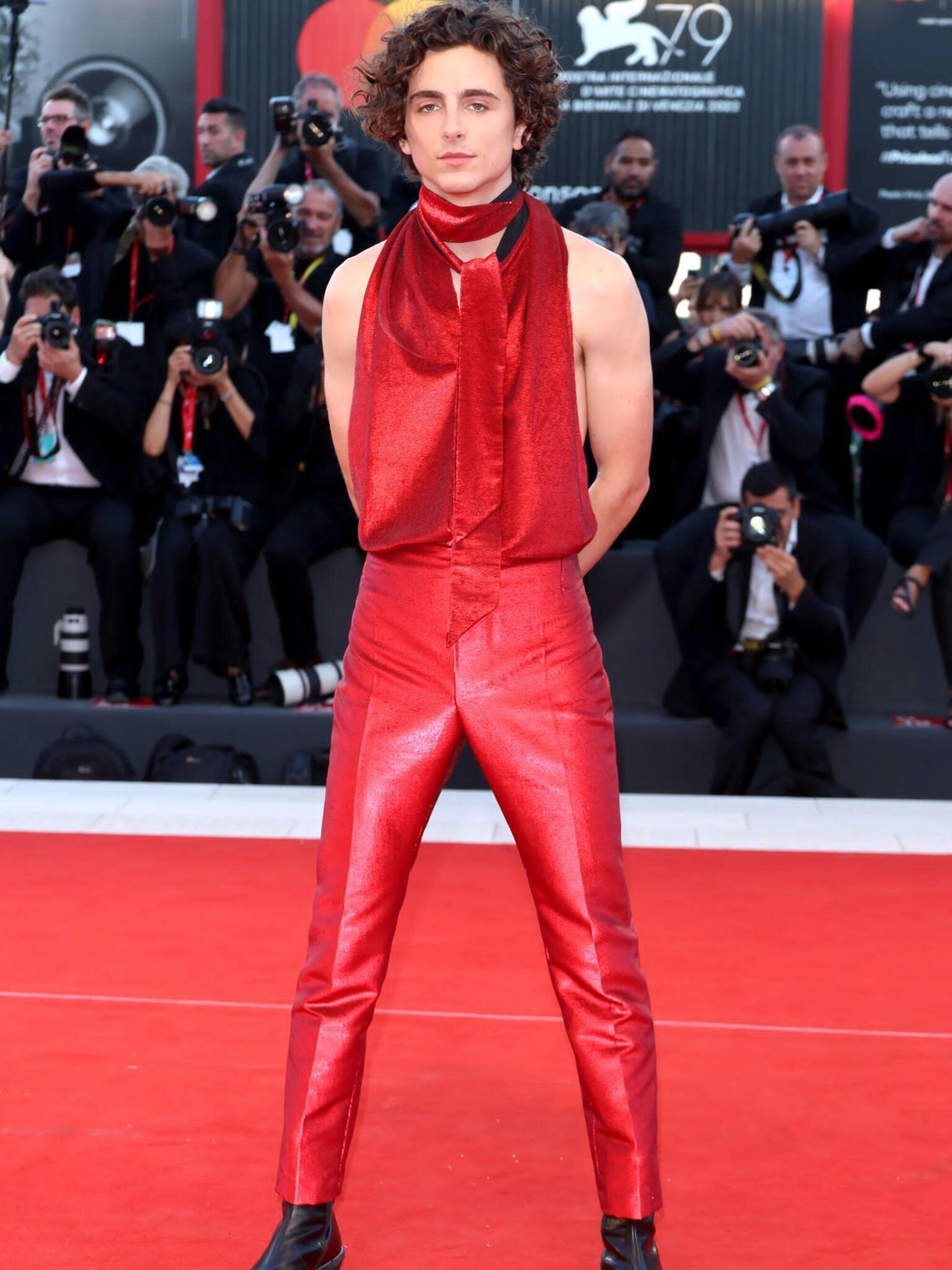 20220905 011752895 8181 Timoth&eacute;e Chalamet sul red carpet alla mostra del cinema di Venezia 