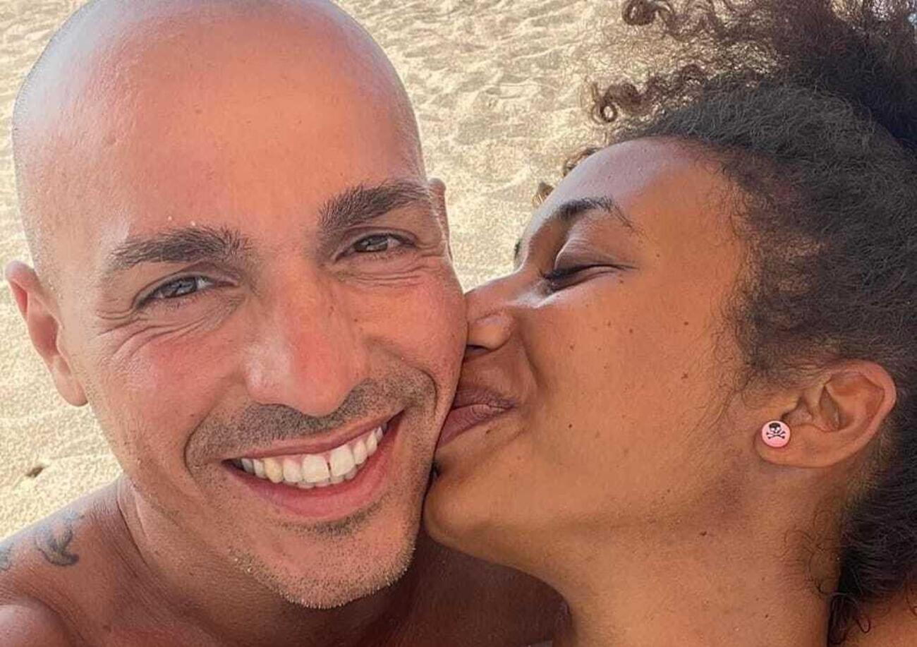 Leghista contro mendicante: gli danno del razzista e poi se la prendono con la sua ragazza (nera...). E la Lucarelli fa la maschilista a sua insaputa [VIDEO]