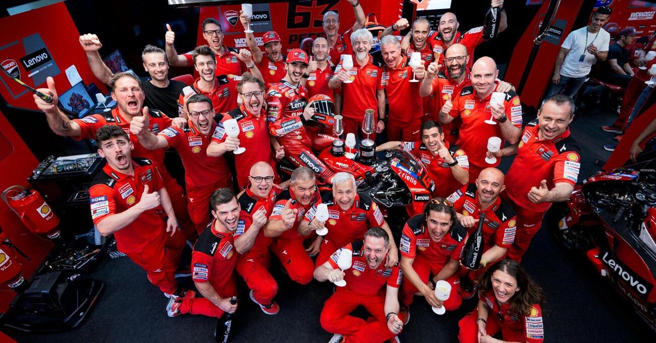 Dall&rsquo;Igna, Tardozzi e Miller tra carezze, spumante e tamburi. Nel box Ducati &egrave; delirio (VIDEO)