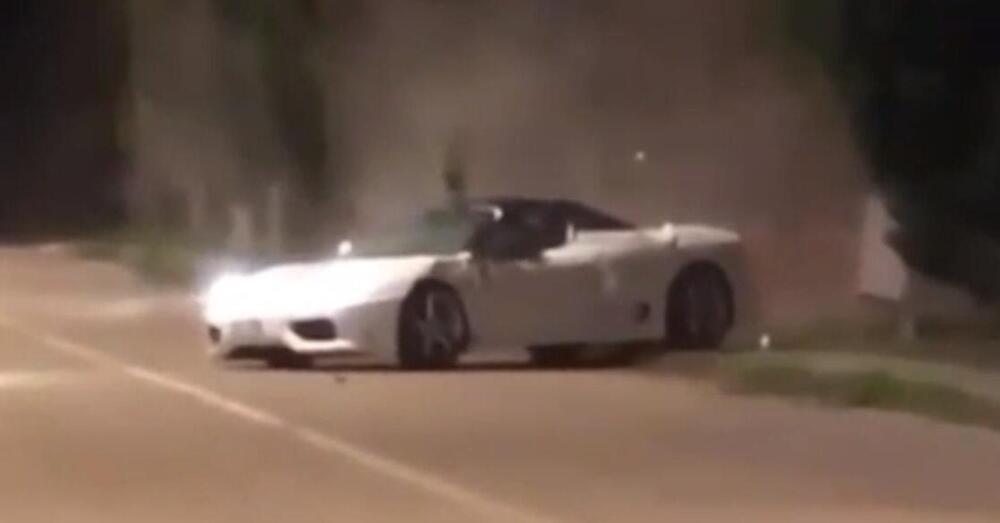 Figuraccia al raduno di auto: fa il figo con la Ferrari ma finisce contro un albero [VIDEO]