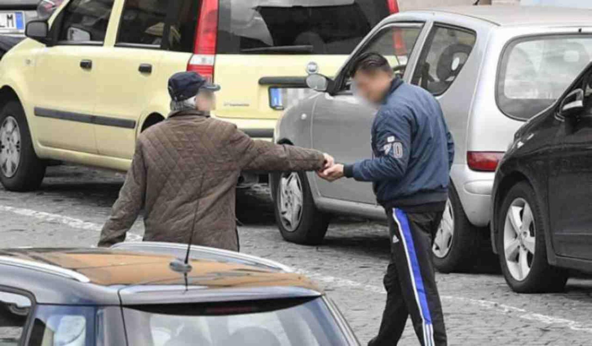 20220908 133649694 3316Pagamento di un parcheggiatore abusivo