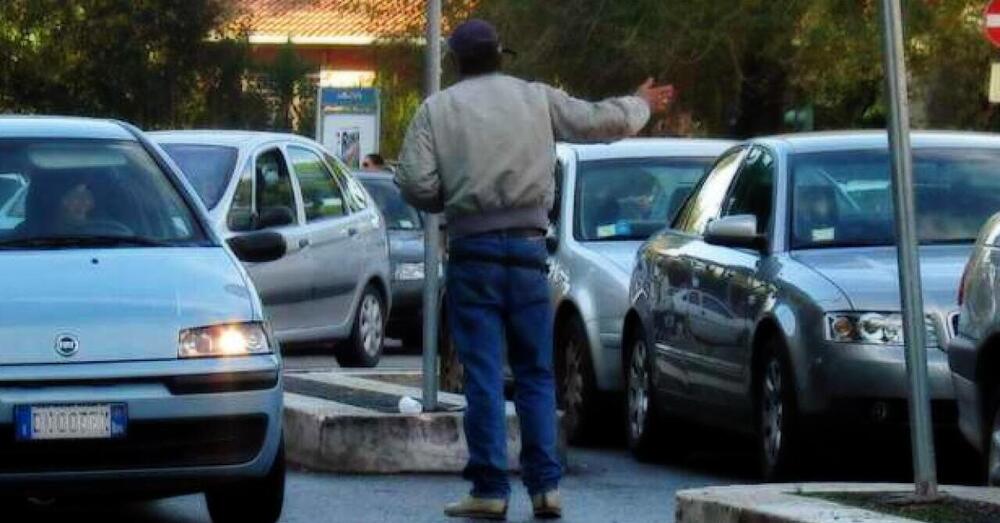 Parcheggiatore abusivo minaccia di far sparire l&#039;auto se non pagato: donna lo fa arrestare, ma &egrave; gi&agrave; libero