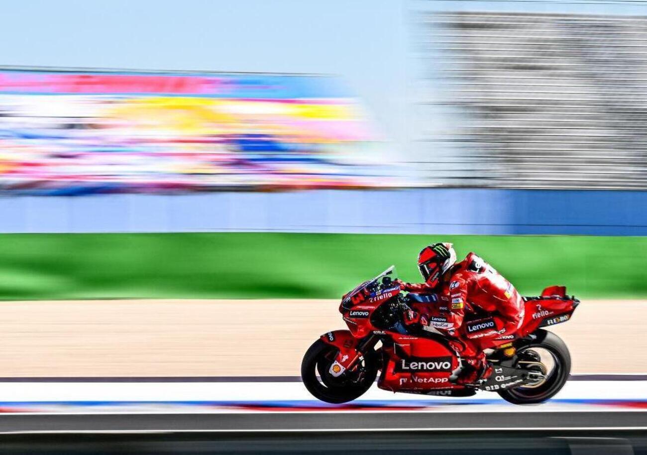 In Ducati si fa il contrario (di Yamaha). Pecco Bagnaia: &ldquo;Con la Desmosedici &egrave; ancora difficile&rdquo;