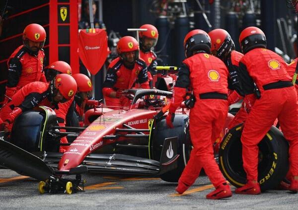 Anche gli olandesi prendono in giro la Ferrari: il commento dopo il disastroso pit stop di Sainz