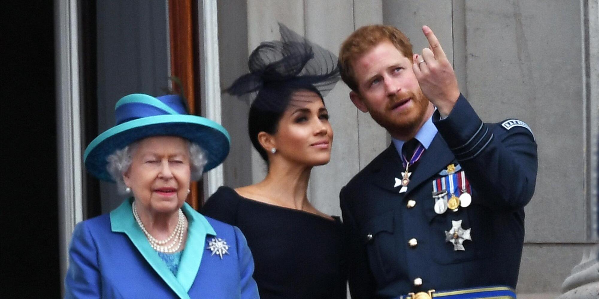 Meghan e Harry dietro a Elisabetta