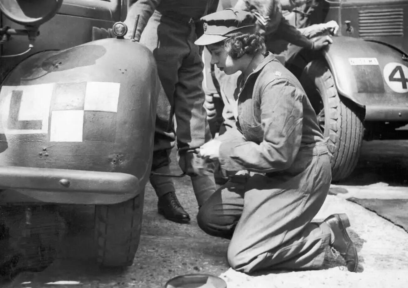 La Regina meccanico e autista: da giovane Elisabetta II aveva a che fare con i motori. Ecco perch&eacute; [VIDEO]