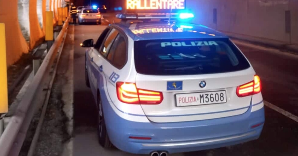 Donna contromano in autostrada per 20 km, poi tampona l&#039;auto della polizia...