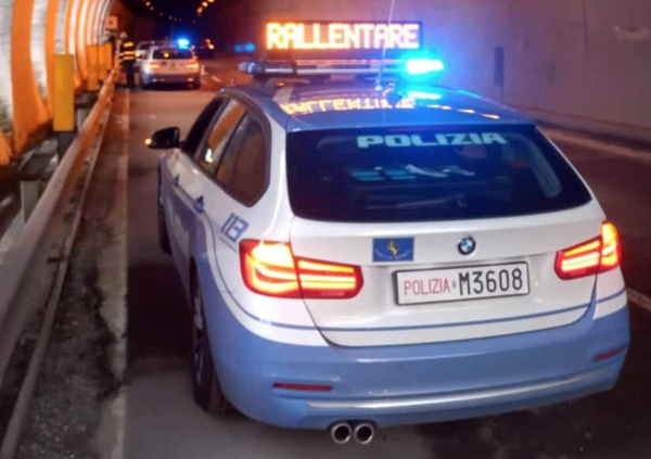 Donna contromano in autostrada per 20 km, poi tampona l&#039;auto della polizia...