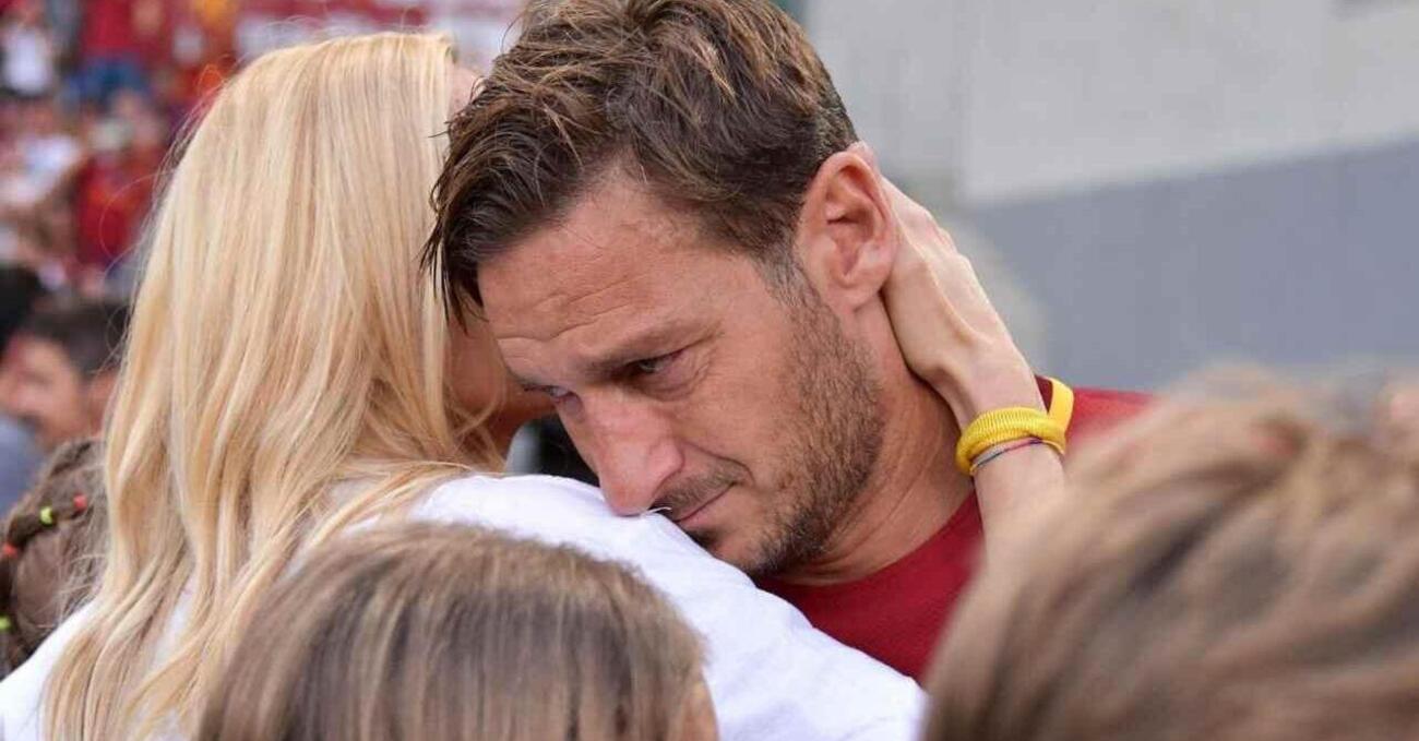 Totti e le corna come ultimo baluardo della democrazia: fosse in campagna elettorale, vincerebbe lui