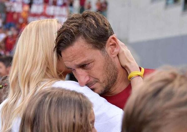 Totti e le corna come ultimo baluardo della democrazia: fosse in campagna elettorale, vincerebbe lui