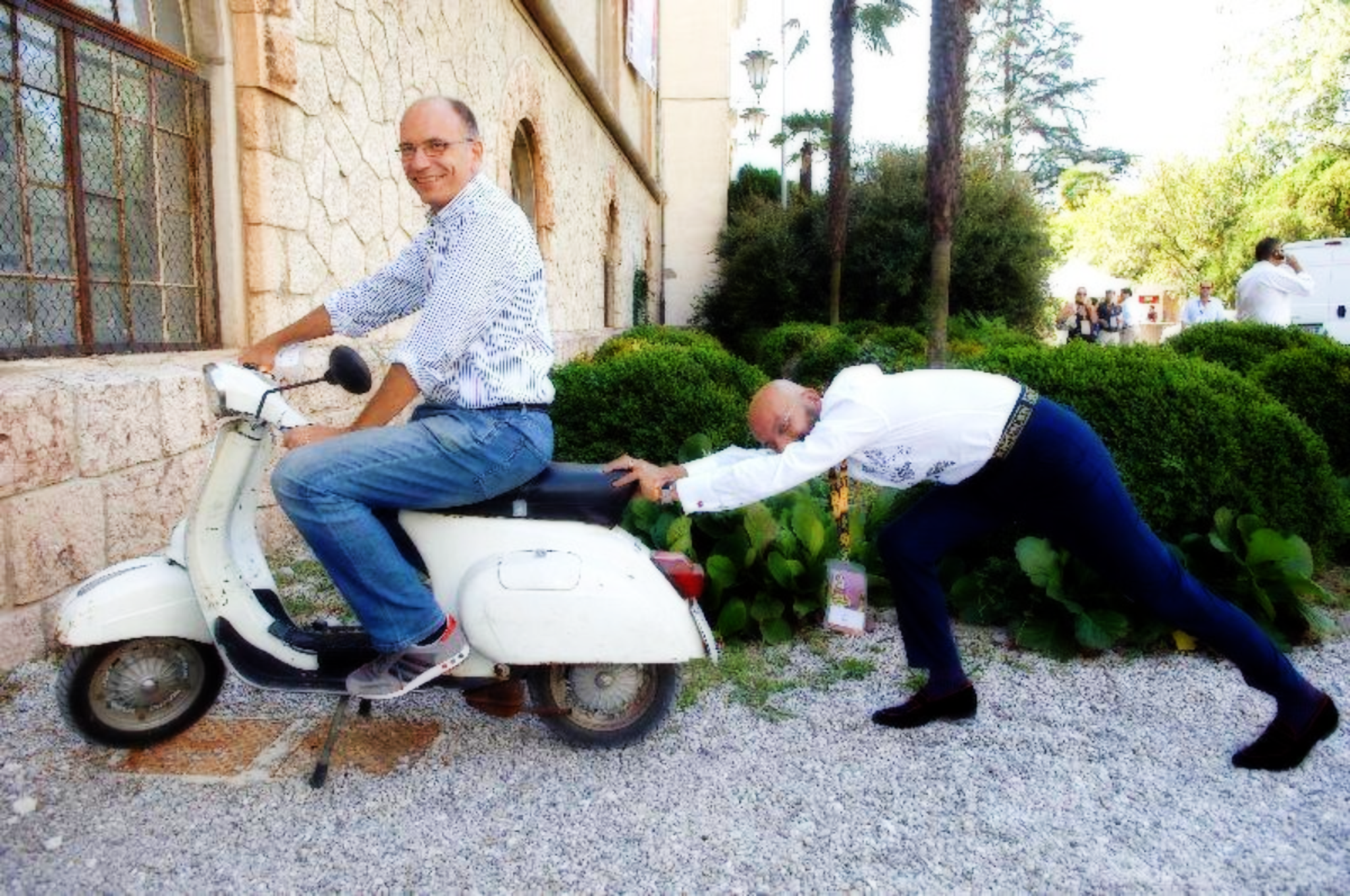 enrico letta in vespa con oscar giannino che spinge