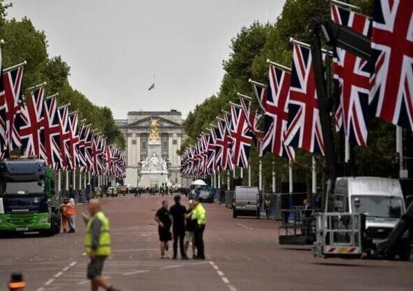 Perch&eacute; i capi di stato al funerale della regina Elisabetta non possono usare l&#039;auto?