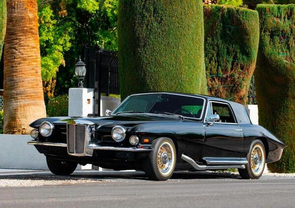 La Stutz Blackhawk di Elvis Presley va all&#039;asta. Ecco com&#039;era fatta la sua auto preferita