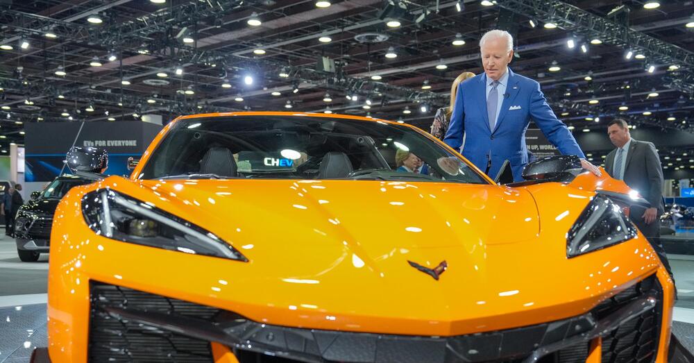 Joe Biden esalta l&#039;elettrico, ma lo fa sponsorizzando una Corvette Z06 otto cilindri...