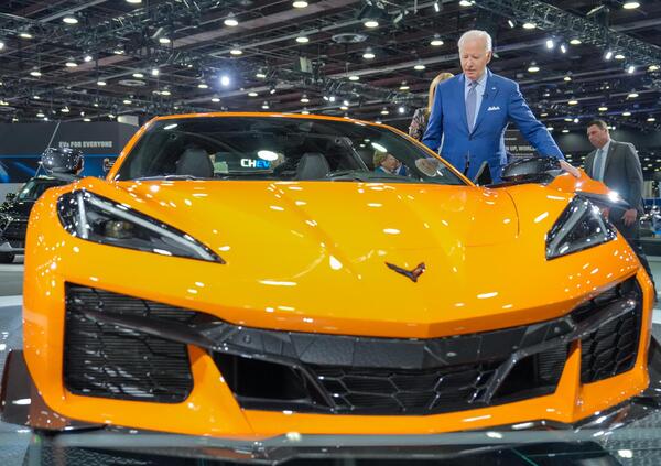 Joe Biden esalta l&#039;elettrico, ma lo fa sponsorizzando una Corvette Z06 otto cilindri...