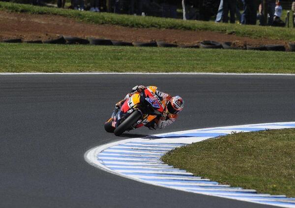 Casey Stoner torna in pista a Phillip Island con Triumph: il video