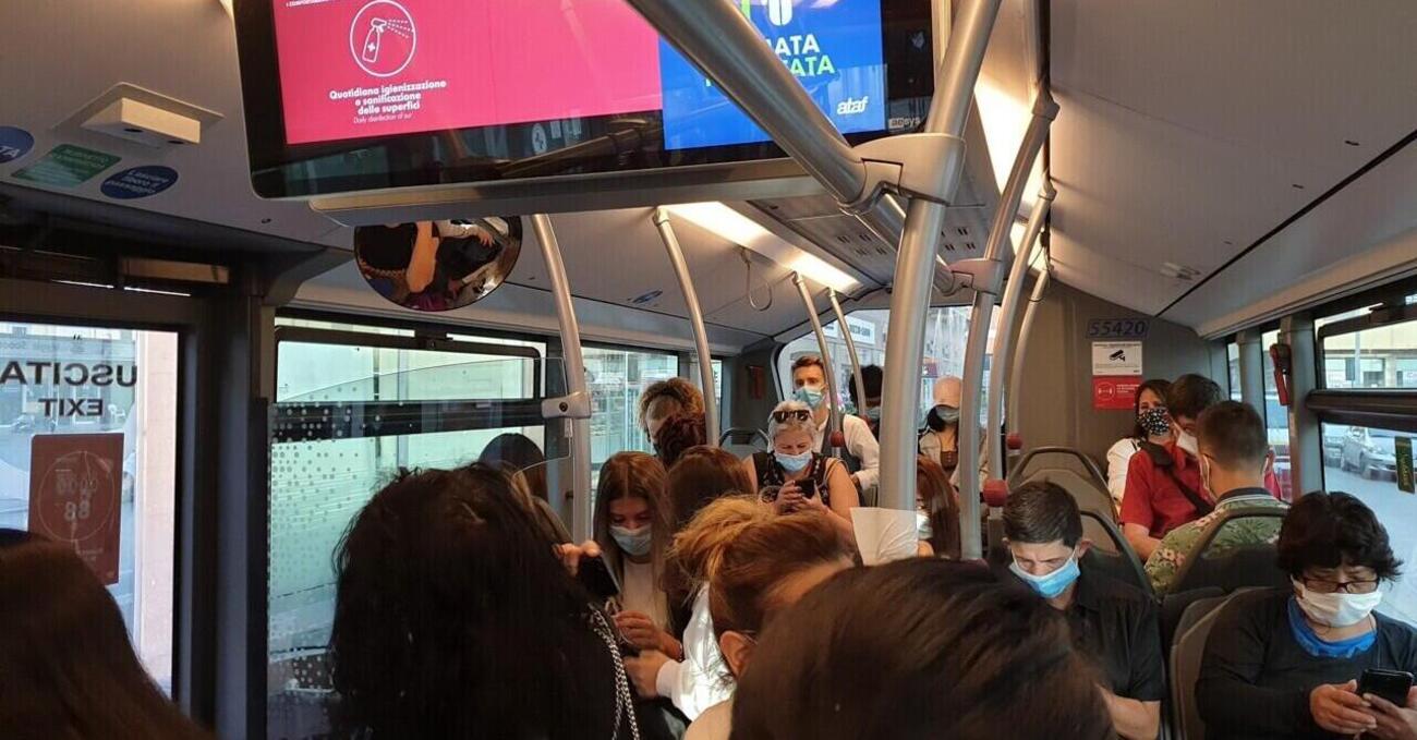 Non si fida dell&rsquo;autista donna e le prende il volante. Ecco dov&rsquo;&egrave; successa questa follia