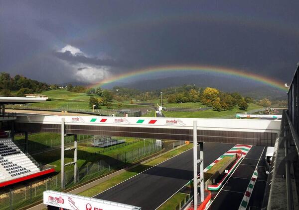 Al Mugello il paddock del CIV Superbike viene distrutto dal maltempo, i piloti corrono lo stesso e Michele Pirro fa enduro (VIDEO)