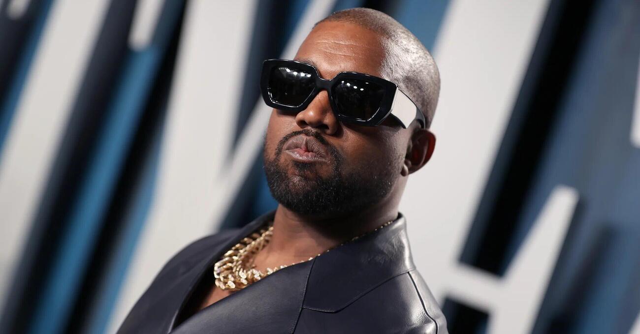 Kanye West apre una scuola e dice di non aver mai letto un libro. Rispetto ad altri, per&ograve;, qualcosa da dire ce l&rsquo;ha eccome
