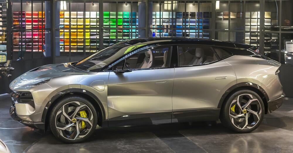 Lotus Eletre: il primo hyper-SUV elettrico &egrave; sbarcato a Milano