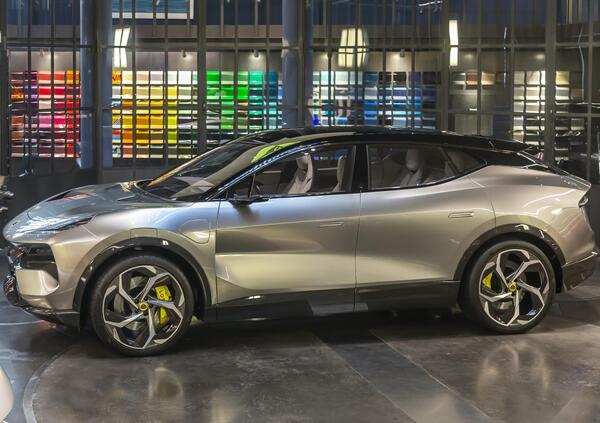 Lotus Eletre: il primo hyper-SUV elettrico &egrave; sbarcato a Milano