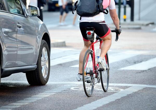 [VIDEO] Automobilista bloccato dai ciclisti e preso a sputi e pugni: ecco dov&#039;&egrave; successo 