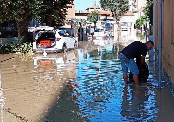 Essere marchigiani: anche questa volta vi faremo le scarpe mentre le tiriamo fuori (pure dal fango)