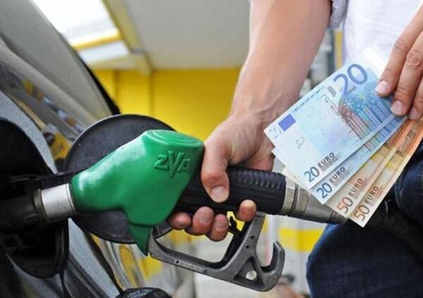 I prezzi di benzina e diesel ai minimi, ma non &egrave; un bene. Ecco perch&eacute;