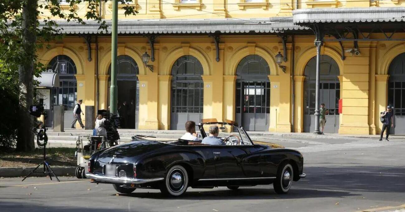 Abbiamo sbirciato dentro al set del docu su Enzo Ferrari: le auto nel cast sono da sogno