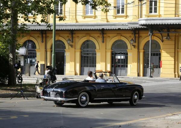 Abbiamo sbirciato dentro al set del docu su Enzo Ferrari: le auto nel cast sono da sogno