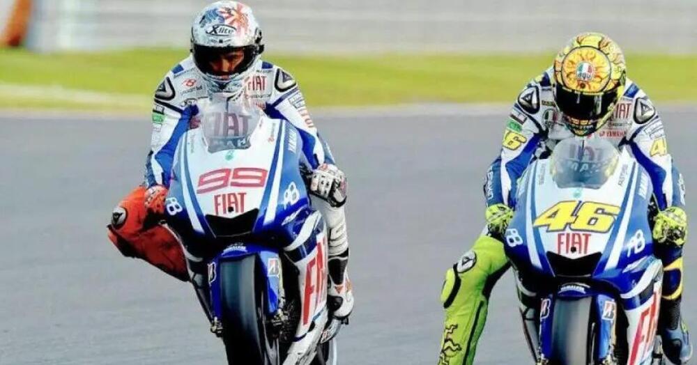 Quasi amici: Valentino Rossi e Jorge Lorenzo ricordano insieme quella battaglia (tra compagni di squadra) a Motegi 2010 [VIDEO]