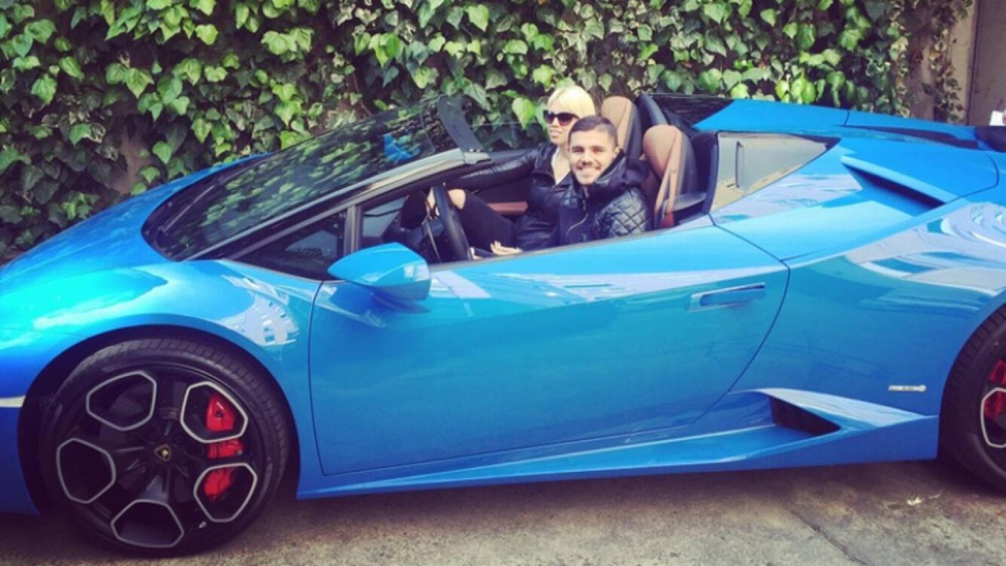 Mauro Icardi e Wanda Nara a bordo della loro Lamborghini Huracan Spyder blu