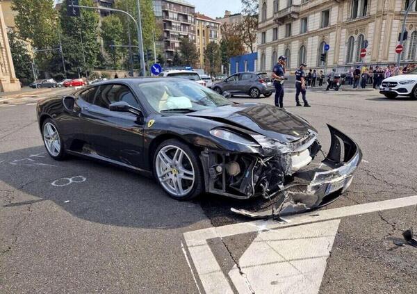 Scontro tra una Ferrari e un&#039;auto della polizia che si ribalta: ecco cosa &egrave; successo