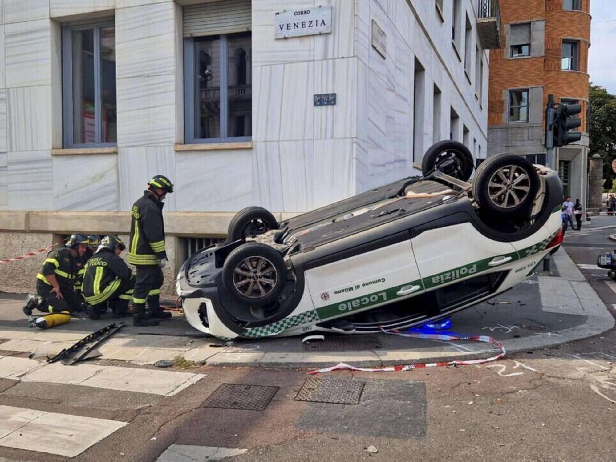 Auto della polizia ribaltata dopo l&#039;impatto