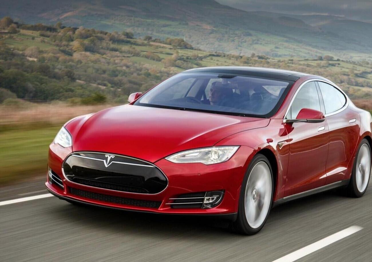 Occhio alle dita se guidate una Tesla, i finestrini sono pericolosi. Richiamato un milione di modelli