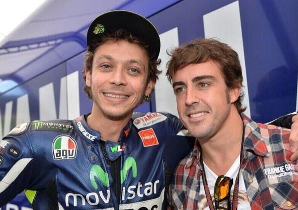 Valentino Rossi e Fernando Alonso uniti dalla ex e dalle critiche pesanti