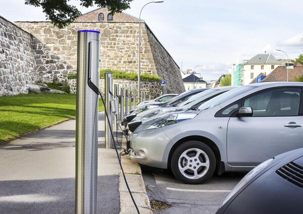 Perch&eacute; ricaricare l&#039;auto durante la notte &egrave; la strategia sbagliata?