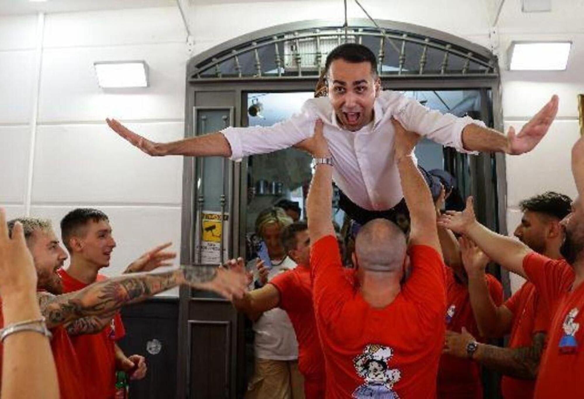 Luigi Di Maio in una trattoria di Napoli