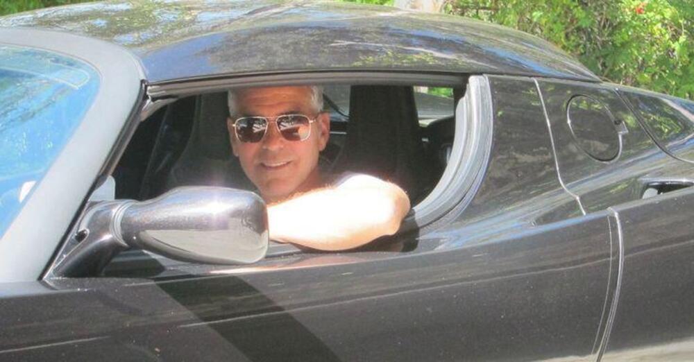 George Clooney paparazzato al volante di un&#039;auto in puro stile Hollywood: il sogno di molti (anche attori)