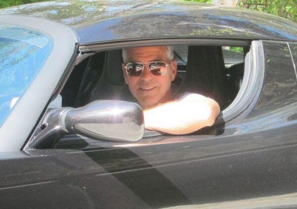 George Clooney paparazzato al volante di un&#039;auto in puro stile Hollywood: il sogno di molti (anche attori)