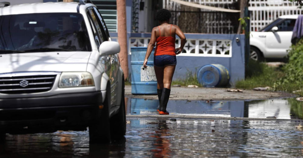 [VIDEO] La strada &egrave; un fiume: intrappolata nella sua auto viene salvata dai vigili del fuoco