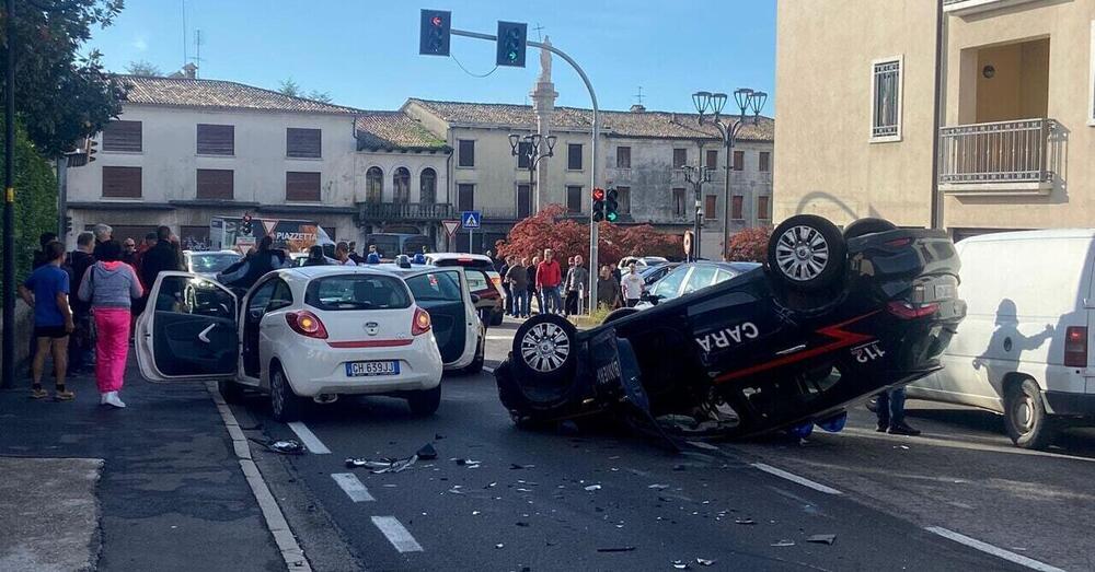 Ruba tre auto e nella fuga uccide un ciclista e ribalta pattuglia dei carabinieri: arrestato un 19enne