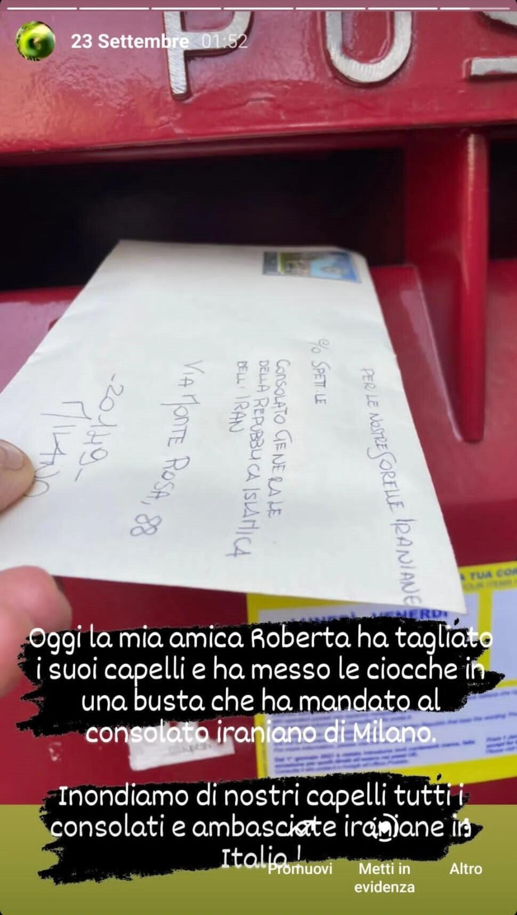 20221001 162726532 6723La storia dell'artista Coquelicot Mafille con la foto di Roberta Russello che imbuca la lettera con la ciocca di capelli
