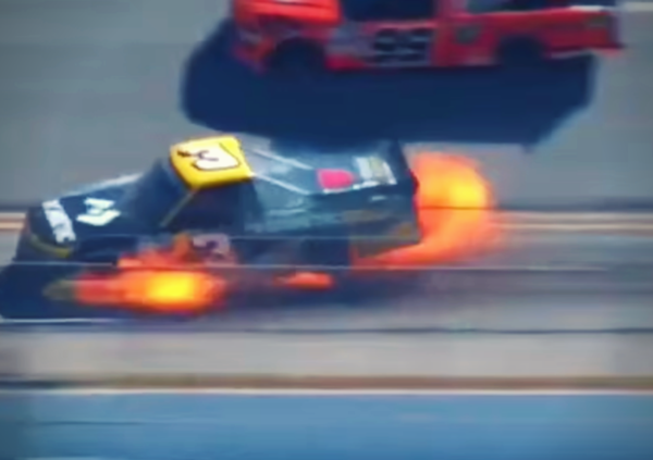 Nascar, auto in fiamme contro il muro, gravi ustioni per il pilota. Critiche ai veicoli Next Gen [VIDEO]