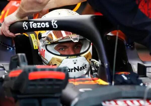 L&rsquo;immagine di Verstappen distrutto dopo Singapore fa il giro del mondo e i social si scatenano
