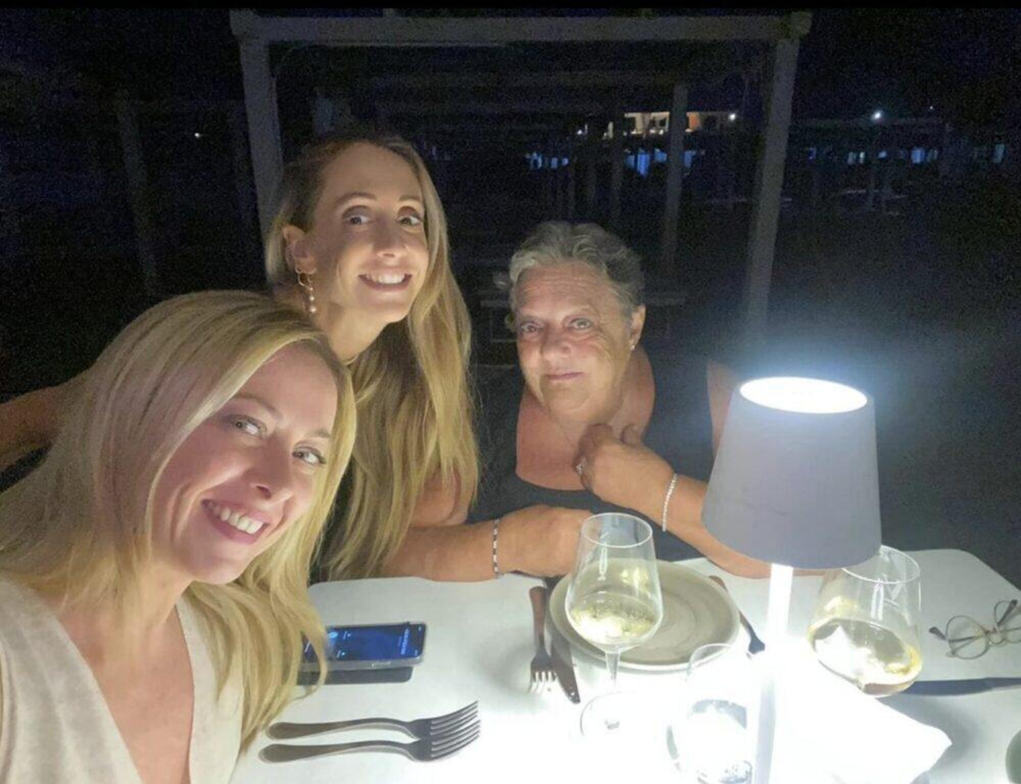 20221004 120936951 9339Giorgia Meloni insieme alla sorella Arianna e alla madre Anna Paratore