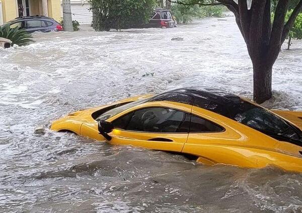 Esce galleggiando dal garage: &egrave; una McLaren costosissima che ha resistito all&#039;uragano