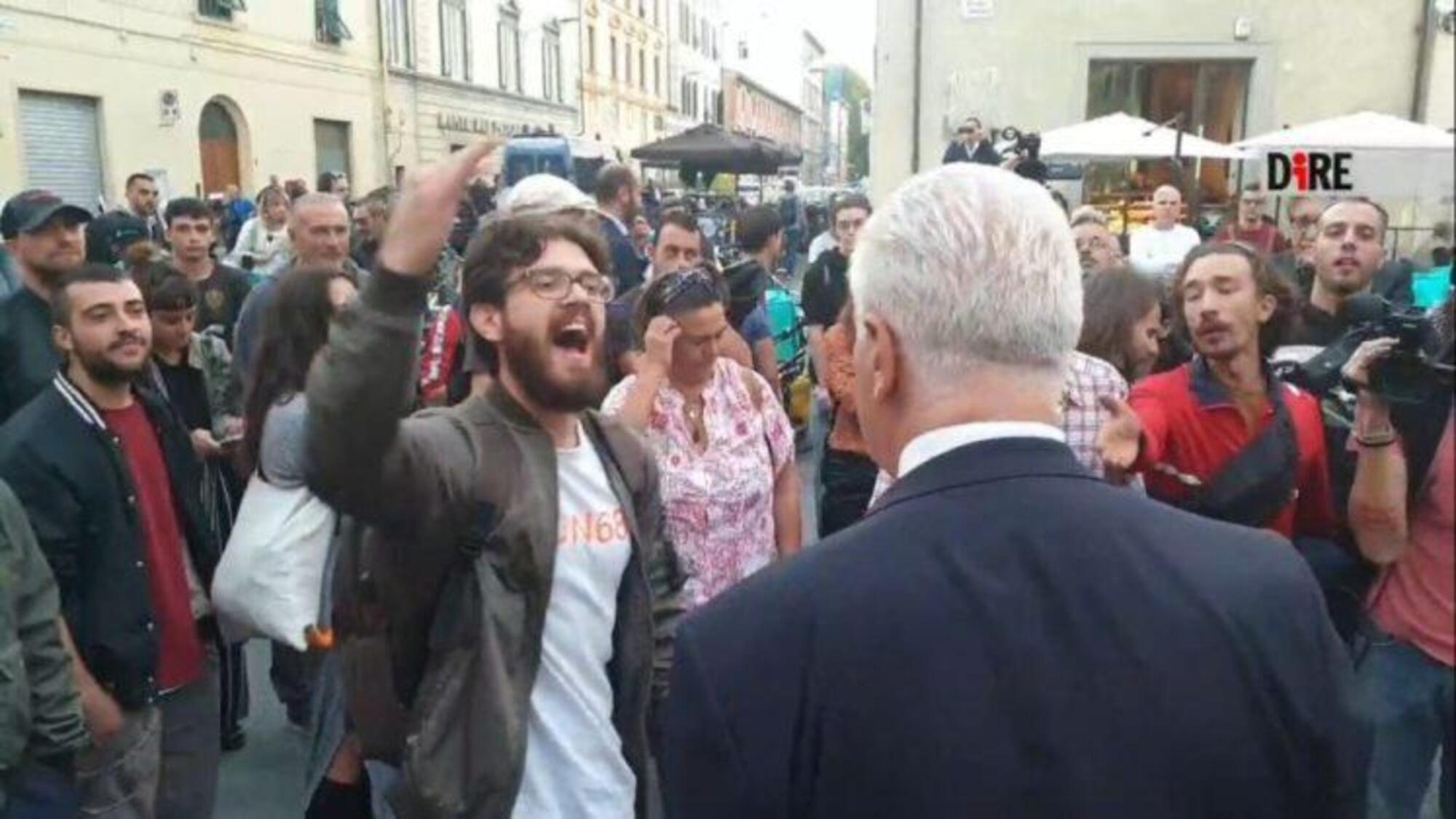 Il governatore Giani contestato durante la manifestazione